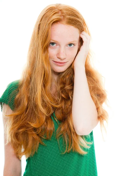 Menina bonita sorridente com cabelo vermelho longo vestindo camisa verde. Estúdio de moda tiro isolado no fundo branco . — Fotografia de Stock