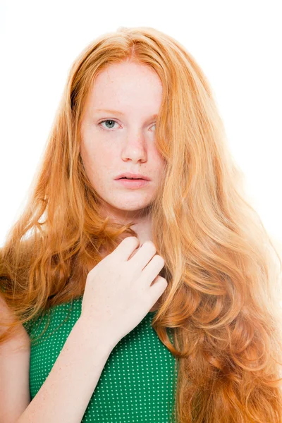 Mooi meisje met lang rood haar dragen groene shirt. natuurlijke schoonheid. mode studio opname geïsoleerd op witte achtergrond. — Stockfoto