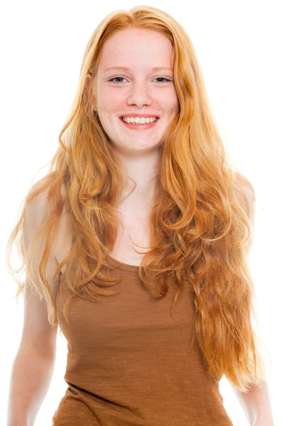 Gelukkig lachend mooi meisje met lang rood haar dragen bruin shirt. mode studio opname geïsoleerd op witte achtergrond. — Stockfoto