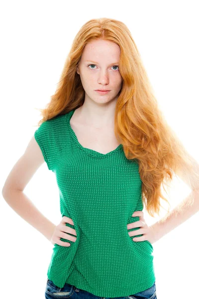 Uzun kızıl saçlı güzel bir kız. moda studio izole üzerinde beyaz arka plan vurdu. — Stok fotoğraf