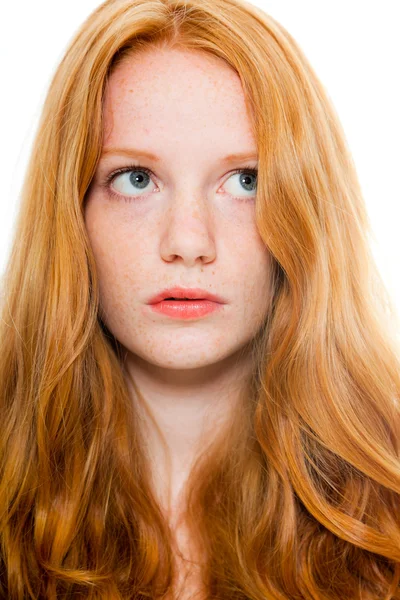 Bella ragazza con lunghi capelli rossi che indossa una camicia marrone. Studio di moda girato isolato su sfondo bianco . — Foto Stock