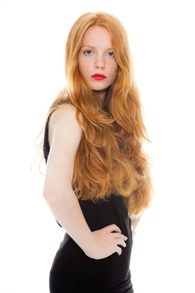 Menina bonita com longos cabelos vermelhos e batom vestindo camisa preta. Estúdio de moda tiro isolado no fundo branco . — Fotografia de Stock