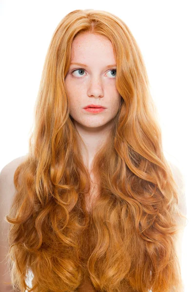 Csinos lány visel hosszú vörös haja barna inget. divat stúdió felvétel a elszigetelt fehér háttér. — Stock Fotó