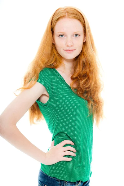 Lächelndes hübsches Mädchen mit langen roten Haaren und grünem Hemd. Modestudio isoliert auf weißem Hintergrund gedreht. — Stockfoto