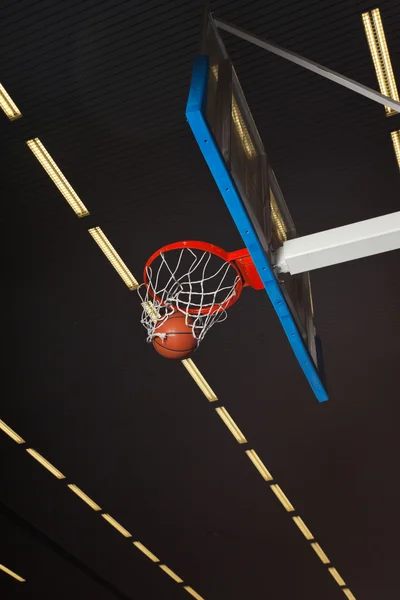 Panneau de basket et ballon de basket — Photo