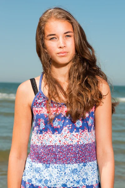 快乐有热的夏天一天享受清爽海滩的长长的棕色头发的漂亮女孩。清澈的天空. — 图库照片