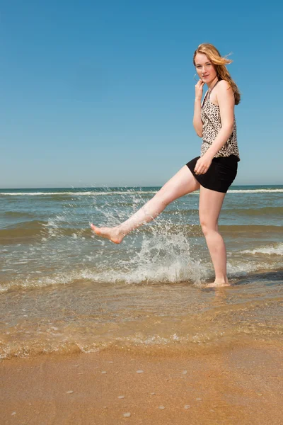 Boldog szép lány hosszú vörös haja, élvezve a frissítő strand a forró nyári napon. tiszta kék ég. — Stock Fotó