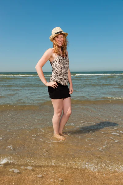 Boldog szép hosszú vörös hajú lány kalap, élvezve a frissítő strand a forró nyári napon. tiszta kék ég. — Stock Fotó