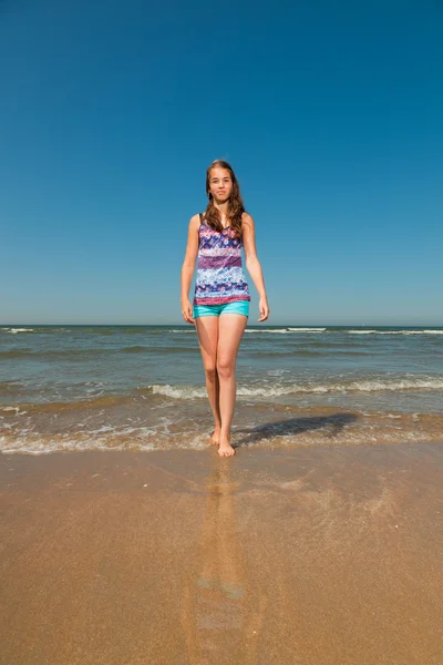 Gelukkig mooi meisje met lange bruin haar zandduinen in de buurt van het strand genieten op hete zomers dag. duidelijke blauwe hemel. — Stockfoto