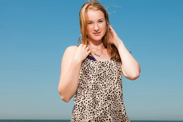 Uzun kızıl saçlı ferahlatıcı sahilde sıcak yaz gününde zevk mutlu güzel kız. Açık mavi gökyüzü. — Stok fotoğraf