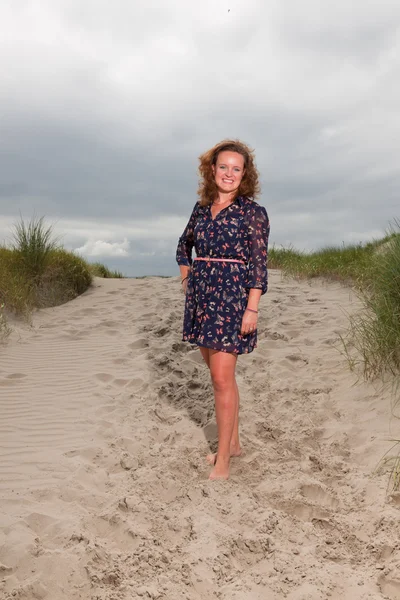 해변 근처 야외 자연 즐기는 행복 한 여자. 빨간 머리입니다. 흐린 하늘. — 스톡 사진
