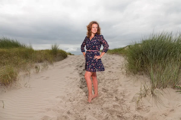 해변 근처 야외 자연 즐기는 행복 한 여자. 빨간 머리입니다. 흐린 하늘. — 스톡 사진