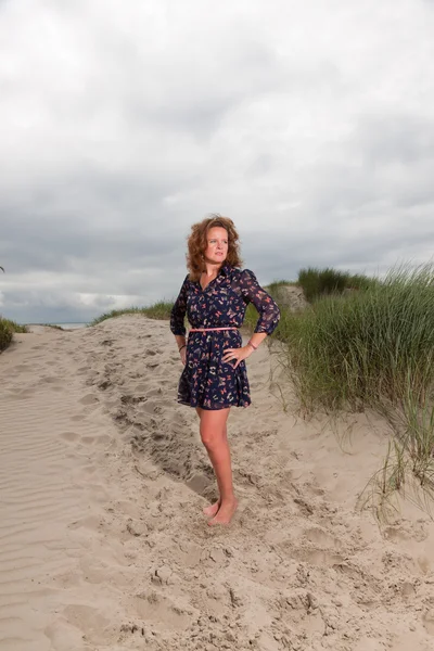 Boldog lány élvezi a kültéri jellegét, a strand közelében. vörös hajú. felhős ég. — Stock Fotó