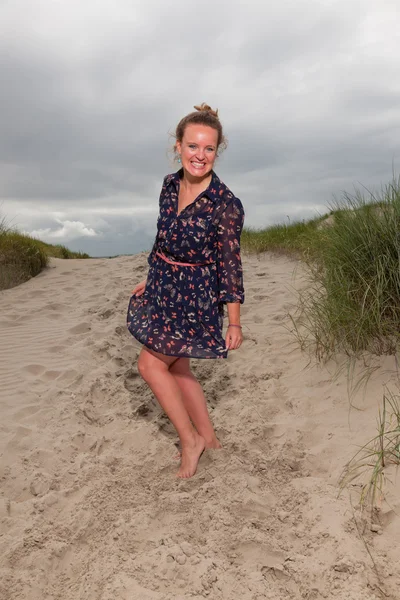 Chica feliz disfrutando de la naturaleza al aire libre cerca de la playa. Pelo rojo. Cielo nublado . —  Fotos de Stock