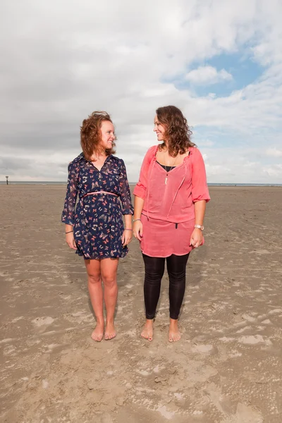 Δύο κορίτσια ευτυχής που απολαμβάνουν υπαίθριο φύση, κοντά στην παραλία. κόκκινα και καστανά μαλλιά. συννεφιά. — Φωτογραφία Αρχείου