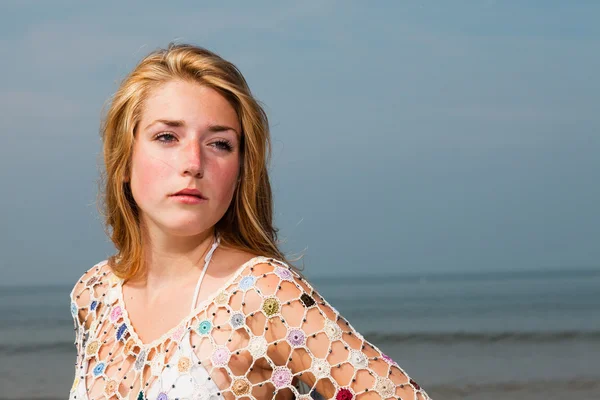 Красивая девушка с рыжими длинными волосами в белом бикини наслаждается на открытом воздухе на пляже. Жаркий летний день с голубым облачным небом . — стоковое фото