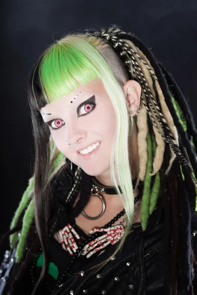 Chica cyber punk con cabello rubio verde y ojos rojos aislados sobre fondo negro. Cara expresiva. Captura de estudio . —  Fotos de Stock