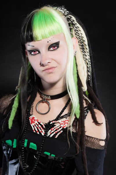Cyber punk kız yeşil sarı saçları ve siyah arka plan üzerine izole kırmızı gözleri. etkileyici bir yüz. Stüdyo vurdu. — Stok fotoğraf
