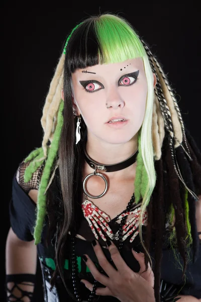 Cyber punk dziewczyna z zielonym blond włosy i czerwone oczy na białym tle na czarnym tle. ekspresji twarzy. łapka. — Zdjęcie stockowe