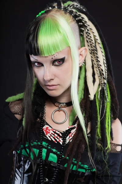 Cyber punk dziewczyna z zielonym blond włosy i czerwone oczy na białym tle na czarnym tle. ekspresji twarzy. łapka. — Zdjęcie stockowe