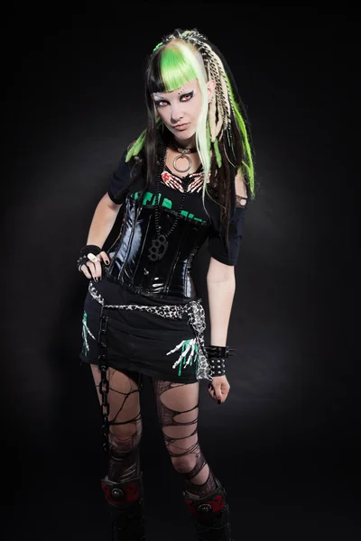 Menina punk cibernético com cabelo loiro verde e olhos vermelhos isolados no fundo preto. Cara expressiva. Estúdio . — Fotografia de Stock