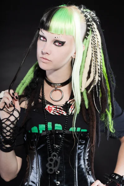 Кибер-панк девушка с зелеными волосами и красными глазами на черном фоне. Выразительное лицо. Снимок студии . — стоковое фото