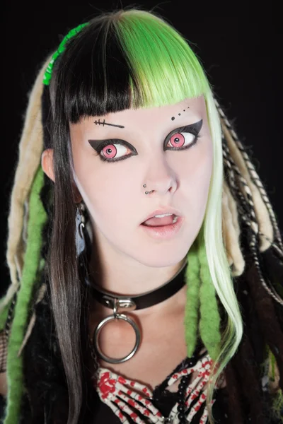 Chica cyber punk con cabello rubio verde y ojos rojos aislados sobre fondo negro. Cara expresiva. Captura de estudio . — Foto de Stock