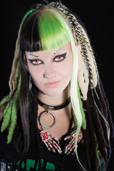 Cyber punk tjej med gröna blont hår och röda ögon isolerad på svart bakgrund. uttrycksfulla ansikte. Studio skott. — Stockfoto