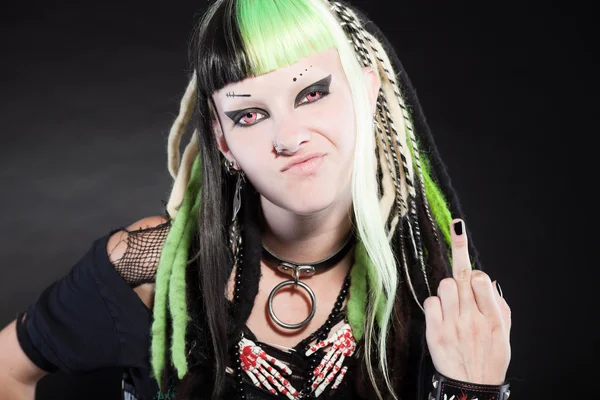 Cyber-Punk-Mädchen mit grün-blonden Haaren und roten Augen auf schwarzem Hintergrund. Gesichtsausdruck. Studioaufnahme. — Stockfoto