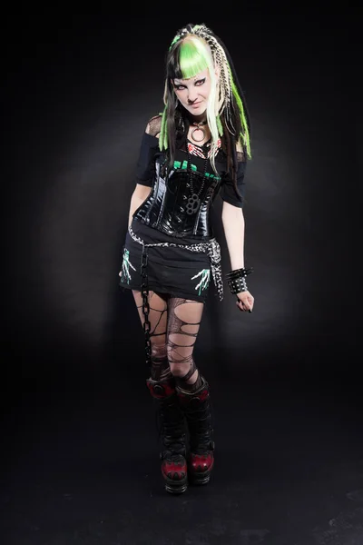 녹색 금발 머리와 붉은 눈 검은 배경에 고립 된 사이버 펑크 소녀. 표현 적인 얼굴입니다. 스튜디오 촬영. — 스톡 사진