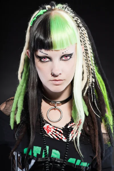 Cyber punk tjej med gröna blont hår och röda ögon isolerad på svart bakgrund. uttrycksfulla ansikte. Studio skott. — Stockfoto