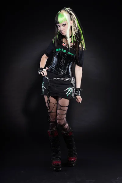 Cyber punk dívka s zeleným blond vlasy a červené oči, izolované na černém pozadí. výraznou tvář. Studio záběr. — Stock fotografie
