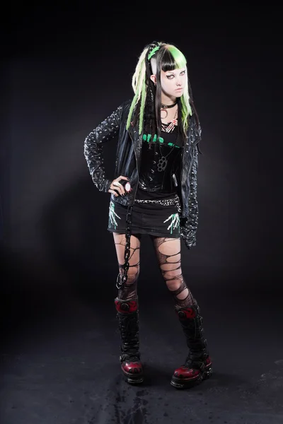 녹색 금발 머리와 붉은 눈 검은 배경에 고립 된 사이버 펑크 소녀. 표현 적인 얼굴입니다. 스튜디오 촬영. — 스톡 사진