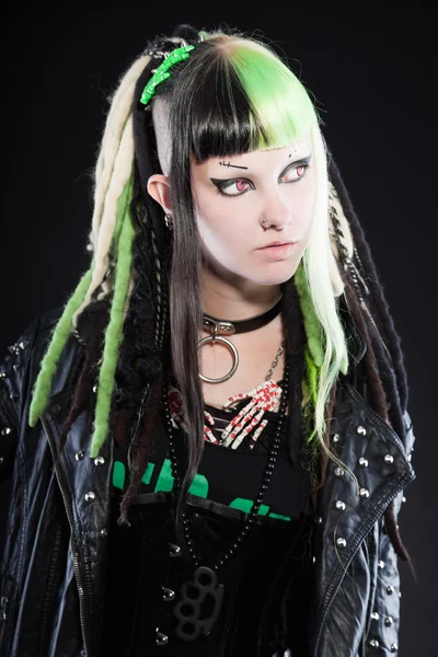 Cyber punk ragazza con i capelli biondi verdi e gli occhi rossi isolati su sfondo nero. Faccia espressiva. Studio girato . — Foto Stock