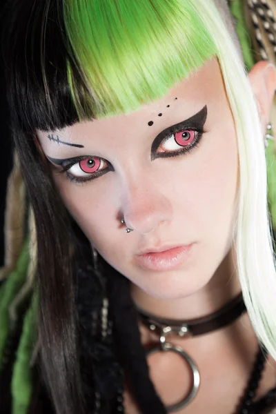 Кіберпанк дівчина з зеленим світлим волоссям і червоними очима ізольовані на чорному тлі. Виразне обличчя. Студійний знімок . — стокове фото