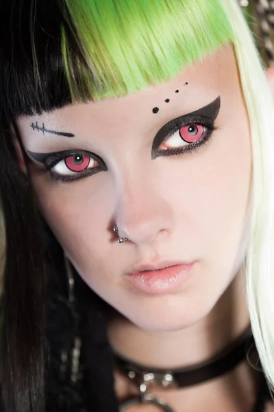 Cyber punk ragazza con i capelli biondi verdi e gli occhi rossi isolati su sfondo nero. Faccia espressiva. Studio girato . — Foto Stock