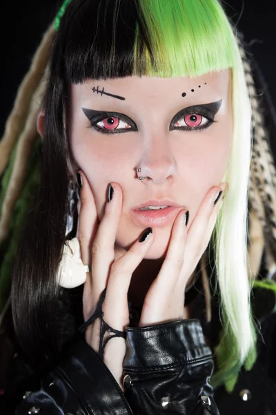 Πανκ κορίτσι Cyber με πράσινο ξανθά μαλλιά και κόκκινα μάτια που απομονώνονται σε μαύρο φόντο. εκφραστικό πρόσωπο. Studio που γυρίστηκε. — Φωτογραφία Αρχείου