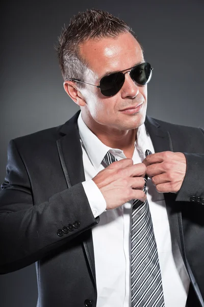 Gut aussehender Geschäftsmann mit schwarzer Sonnenbrille und kurzen blonden Haaren. Harter Kerl. mit Krawatte und schwarzer Jacke. — Stockfoto