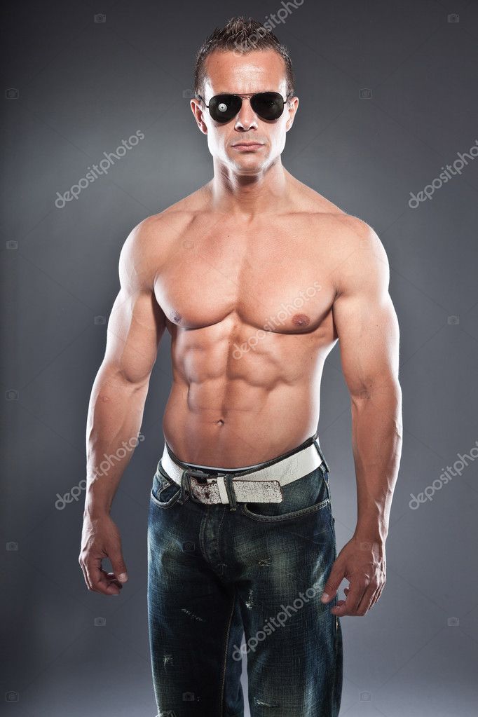 Hombre de fitness musculoso sin camisa. Bonito aspecto. Un tipo duro