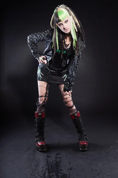 Кибер-панк девушка с зелеными волосами и красными глазами на черном фоне. Выразительное лицо. Снимок студии . — стоковое фото