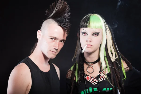Casal de menina punk cibernético com cabelo loiro verde e homem punk com corte de cabelo mohawk. Isolado em fundo preto. Estúdio . — Fotografia de Stock