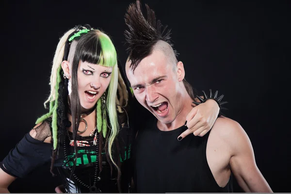Casal de menina punk cibernético com cabelo loiro verde e homem punk com corte de cabelo mohawk. Caras expressivas. Isolado em fundo preto. Estúdio . — Fotografia de Stock