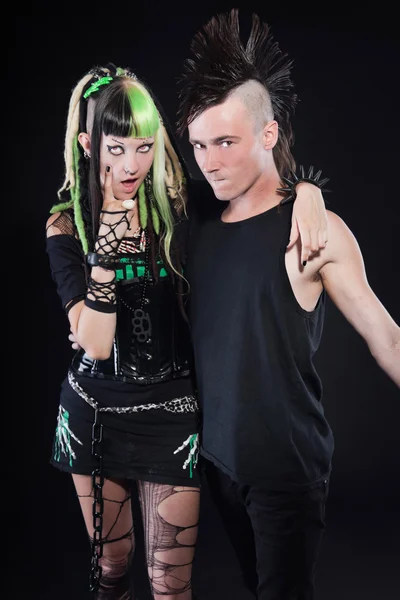 Casal de menina punk cibernético com cabelo loiro verde e homem punk com corte de cabelo mohawk. Caras expressivas. Isolado em fundo preto. Estúdio . — Fotografia de Stock