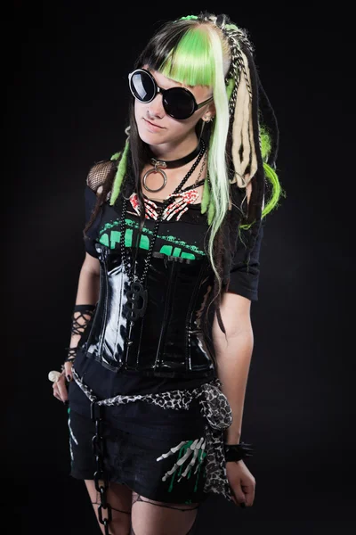 Cyber punk dívka s zeleným blond vlasy a červené oči, izolované na černém pozadí. černé sluneční brýle. výraznou tvář. Studio záběr. — Stock fotografie