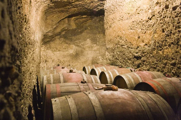 Şarap mahzeninde fıçılar — Stok fotoğraf