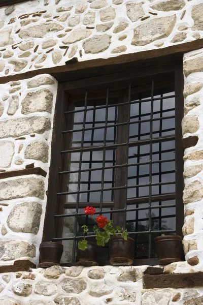 Окно в архитектурном заповеднике Мельник — стоковое фото