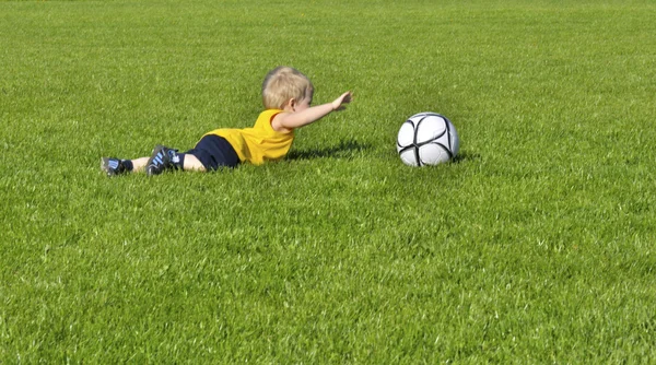 年轻的男孩或孩子扮演足球或橄榄球体育锻炼 — 图库照片