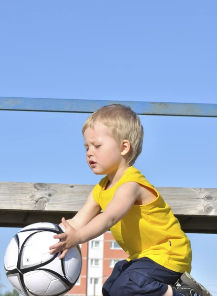 Niño o niño juega fútbol o deportes de fútbol para hacer ejercicio y —  Fotos de Stock