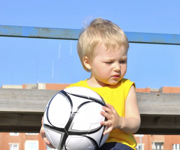 Ragazzo o bambino gioca a calcio o sport di calcio per l'esercizio di un — Foto Stock