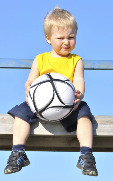 Menino ou criança joga futebol ou esportes de futebol para exercer um — Fotografia de Stock